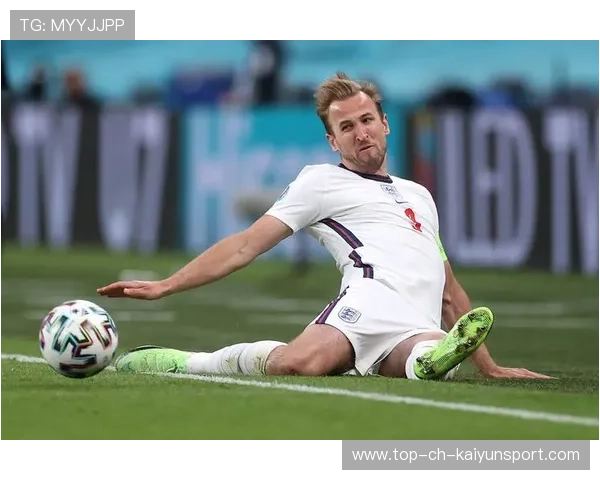 凯恩前场抢断后顺势转身射门：速度、技术与装备的极致展现