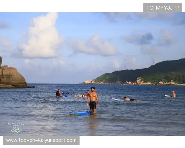 冲浪选手抓住浪峰一气呵成完成整套动作